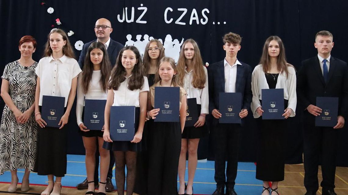 Zdjęcie przedstawia uczniów nagrodzonych Stypendiami Wójta Gminy Fajsławice podczas uroczystości zakończenia roku szkolnego w dniu 27 czerwca 2025r. w Szkole Podstawowej im. bł. Jana Pawła II w Siedliskach Drugich