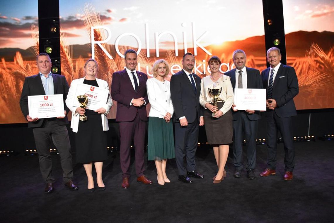 Sukces rolników z Gminy Fajsławice! Mamy laureatów konkursu „Rolnik z Lubelskiego” 2026 Zdjecie przedstawia nagrodzonych rolników z Gminy Fajsławice podczas Gali Konkursu "Rolnik z Lubelskiego" i "Ekolubelskie 2026", która odbyła się 28 października 2026r. w Lubelskim Centrum Konferencyjnym