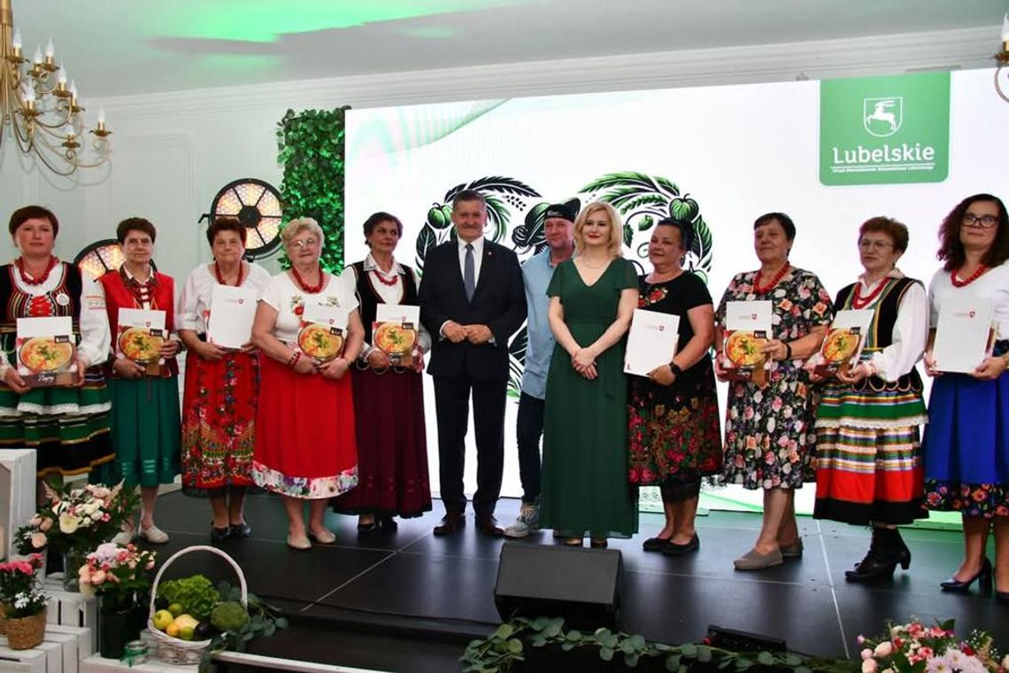 Zdjęcie przedstawia laureatów III półfinału konkursu "Kobieta Przedsiębiorcza w stylu Wege", który odbył się 15 czerwca 2025r. w Chełmie