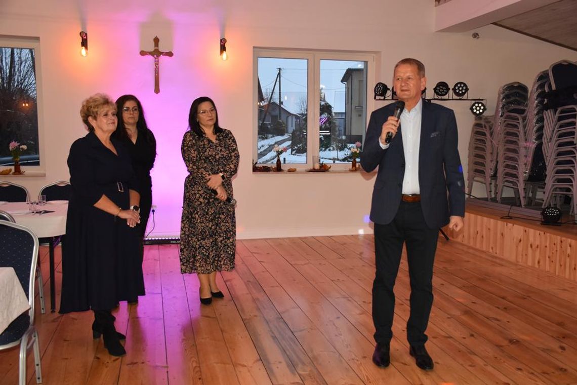 Zdjęcie przedstawia uroczyste otwarcie odnowionej remizy OSP w Woli Idzikowskiej, które odbyło się 22 listopada 2025r.