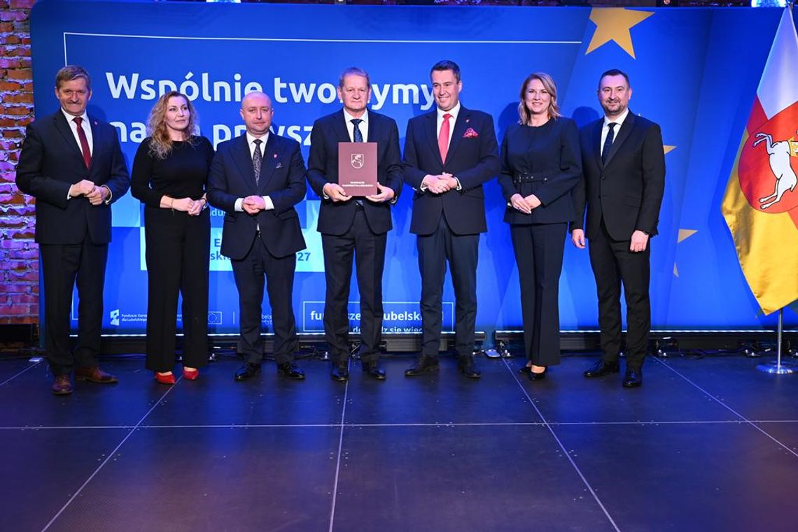 Zdjęcie przedstawia Uroczyste wręczenie umów w ramach Działania 3.4. "Zrównoważona gospodarka wodno-ściekowa", które odbyło się 9 kwietnia 2026r. w Centrum Spotkania Kultur w Lublinie