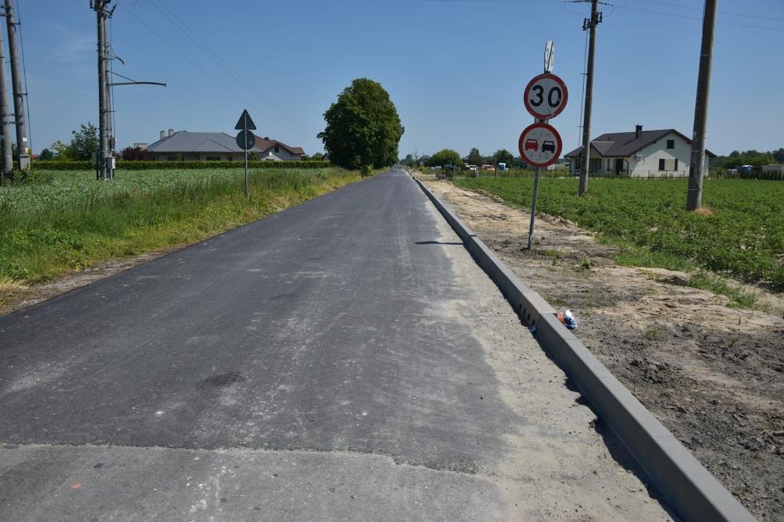 Zdjęcie przedstawia prace nad przebudową drogi gminnej w Fajsławicach