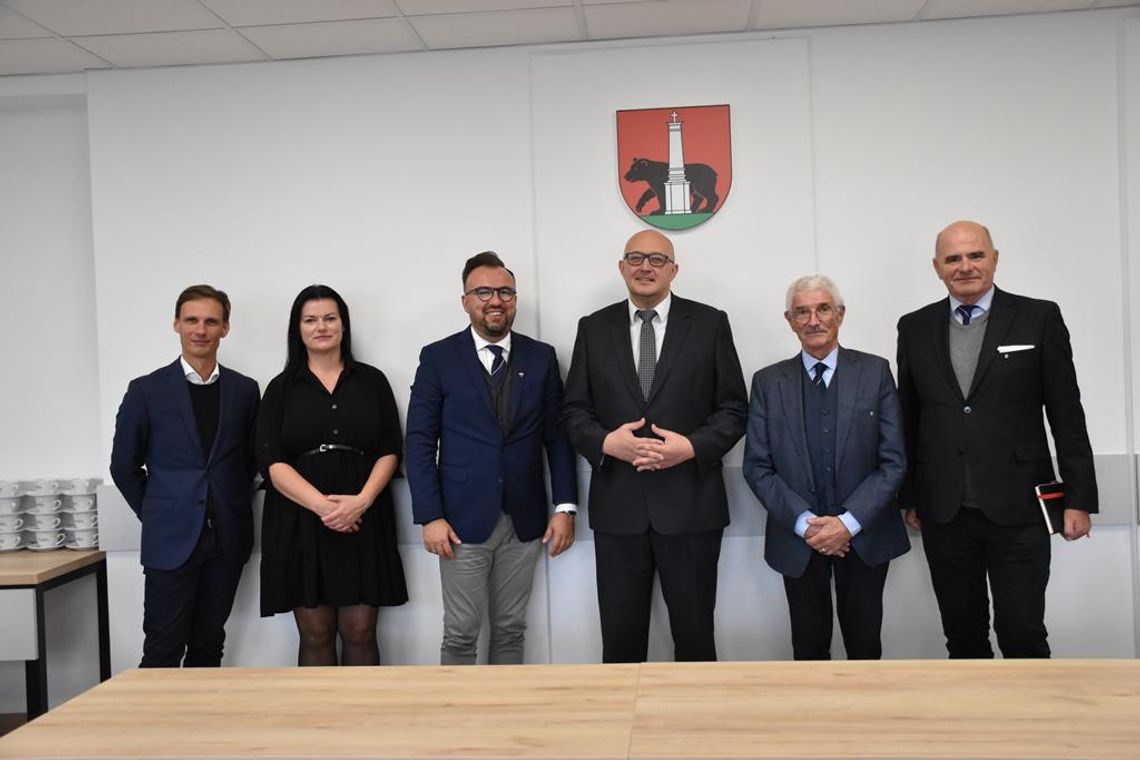 Zdjęcie przedstawia wizytę delegacji Austriackiego Czarnego Krzyża w Gminie Fajsławice, która odbyła się 14 października 2026r.