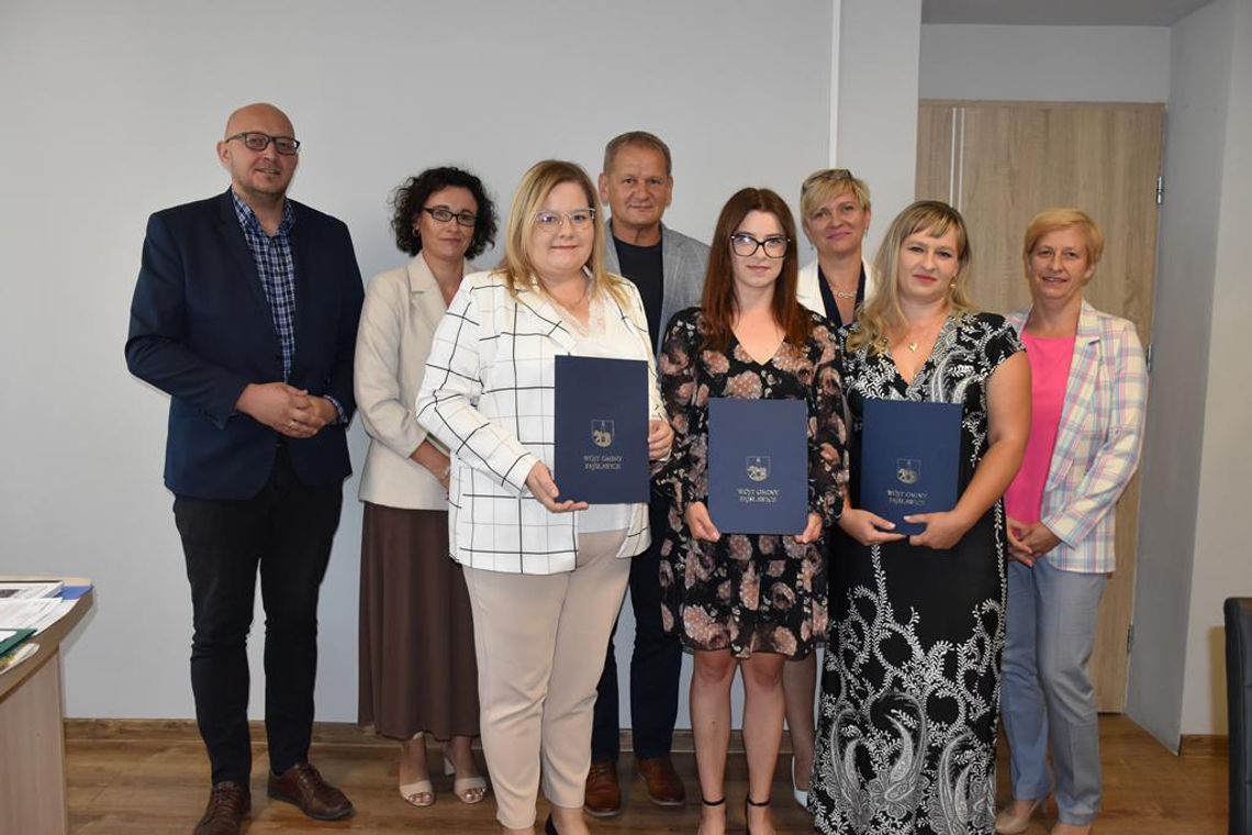 Zdjęcie przedstawia wręczenie aktów nadania stopnia awansu zawodowego nauczycielom z gminnych placówek oświatowych, które odbyło się 26 sierpnia 2025r. w Urzędzie Gminy Fajsławice