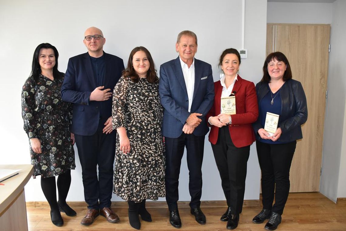 Zdjęcie przedstawia spotkanie dotyczące współpracy Gminy Fajsławice z Uniwersytetem Przyrodniczym w Lublinie, które odbyło się 5 marca 2026r. w Urzędzie Gminy Fajsławice