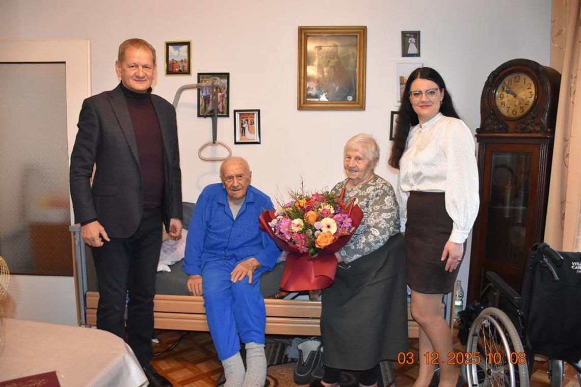 Zdjęcie przedstawia wizyte przedstawicieli Samorządu Gminy Fajsławice u Państwa Pełczyńskich z okazji ich Jubileuszu 75-lecia Pożycia Małżeńskiego