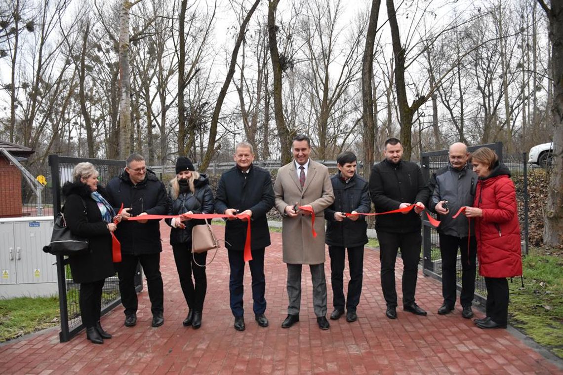 Zdjęcie przedstawia uczestników otwarcia nowo wybudowanej stacji podciśnieniowej w miejscowości Suchodoły, które odbyło się 27 listopada 2024r.