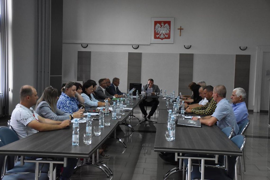 Zdjęcie przedstawia posiedzenie XVII Sesji Rady Gminy Fajsławice, które odbyło się 25 czerwca 2025r.