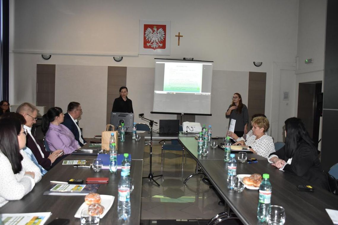 Zdjęcie przedstawia spotkanie z przedstawicielami Powiatowego Urzędu Pracy w Krasnymstawie, które odbyło się 12 lutego 2026r. w sali obrad Urzędu Gminy Fajsławice