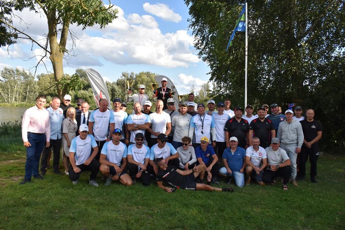 Zdjęcie przedstawia uczestników zawodów wędkarskiech - I Grand Prix Polski w Method Feeder, które odbyły się 23 sierpnia 2026r. na łowisku WFL Arena Fajsławice