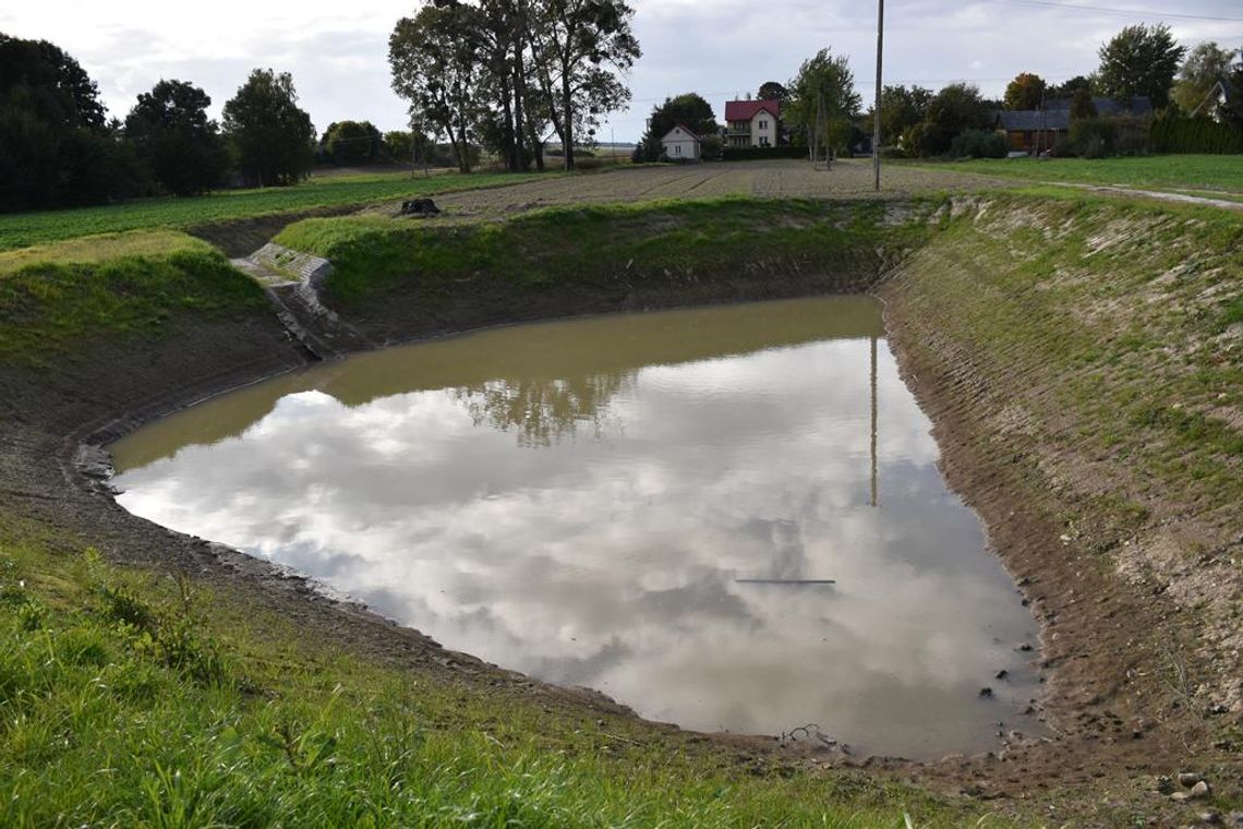 Zdjęcie przedstawia zbiornik retencyjny w Siedliskach Pierwszych