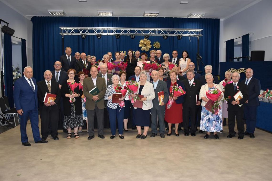 Złote i Diamentowe Gody – piękny jubileusz wspólnego życia Zdjęcie przedstawia uczestników Uroczystosci Jubileuszy Złotych i Diamentowych Godów, które odbyły sie 24 września 2026r. w sali obradGminnego Ośrodka Kultury w Fajsławicach