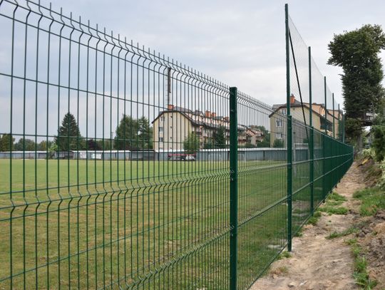 Wymiana ogrodzenia i piłkochwytów na boisku przy budynku urzędu gminy.