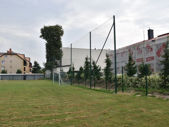 Wymiana ogrodzenia i piłkochwytów na boisku przy budynku urzędu gminy.