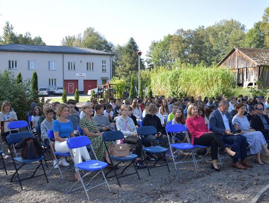 Narodowe Czytanie , 20 września 2024r., skwer przy Gminnym Ośrodku Kultury w Fajsławicach