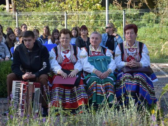 Narodowe Czytanie , 20 września 2024r., skwer przy Gminnym Ośrodku Kultury w Fajsławicach