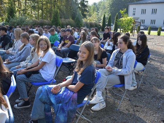 Narodowe Czytanie , 20 września 2024r., skwer przy Gminnym Ośrodku Kultury w Fajsławicach