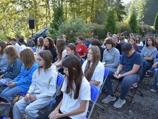 Narodowe Czytanie , 20 września 2024r., skwer przy Gminnym Ośrodku Kultury w Fajsławicach