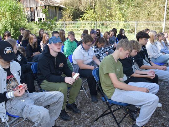 Narodowe Czytanie , 20 września 2024r., skwer przy Gminnym Ośrodku Kultury w Fajsławicach