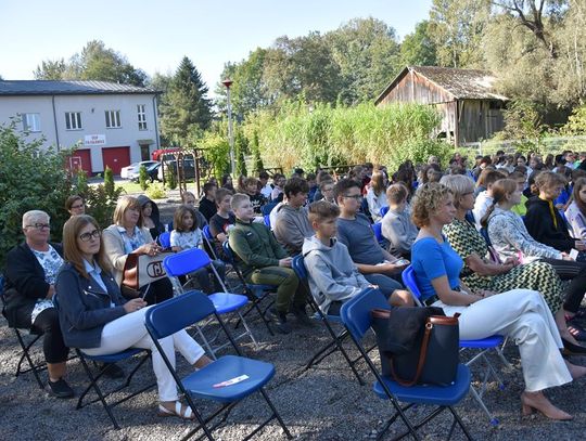 Narodowe Czytanie , 20 września 2024r., skwer przy Gminnym Ośrodku Kultury w Fajsławicach