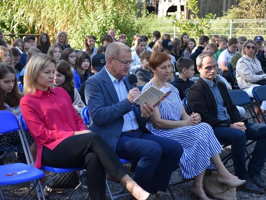 Narodowe Czytanie , 20 września 2024r., skwer przy Gminnym Ośrodku Kultury w Fajsławicach