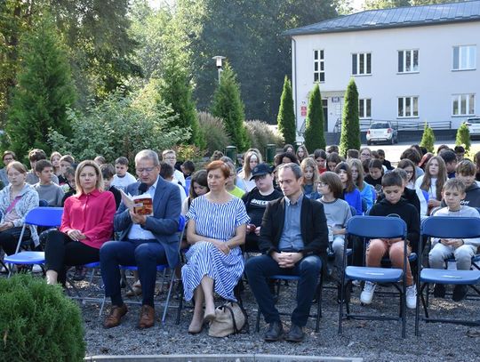 Narodowe Czytanie , 20 września 2024r., skwer przy Gminnym Ośrodku Kultury w Fajsławicach