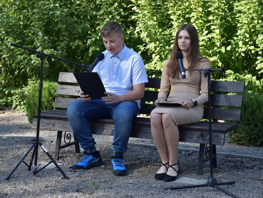 Narodowe Czytanie , 20 września 2024r., skwer przy Gminnym Ośrodku Kultury w Fajsławicach