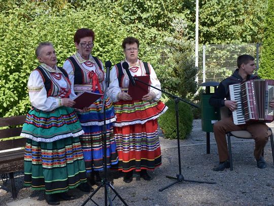 Narodowe Czytanie , 20 września 2024r., skwer przy Gminnym Ośrodku Kultury w Fajsławicach