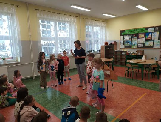 Warsztaty kamishibai z Magdaleną Zarębską w grupie 5 i 6 latków w Szkole Podstawowej w Fajsławicach