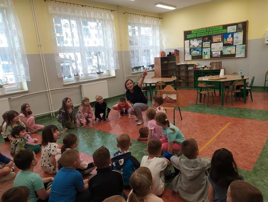 Warsztaty kamishibai z Magdaleną Zarębską w grupie 5 i 6 latków w Szkole Podstawowej w Fajsławicach