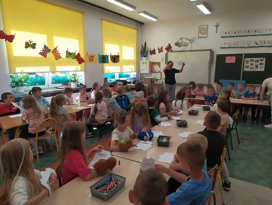 Warsztaty kamishibai z Magdaleną Zarębską w grupie 5 i 6 latków w Szkole Podstawowej w Fajsławicach