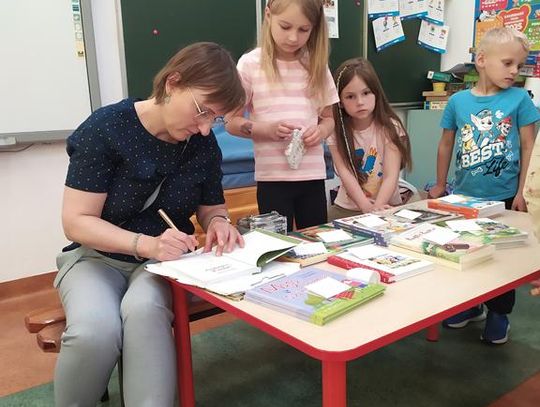 Warsztaty kamishibai z Magdaleną Zarębską w grupie 5 i 6 latków w Szkole Podstawowej w Fajsławicach