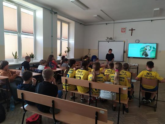 Spotkanie autorskie z Magdaleną Zarębską z uczniami klas 4-6 w Szkole Podstawowej w Siedliskach Drugich Spotkanie autorskie z Magdaleną Zarębską z uczniami klas 4-6 w Szkole Podstawowej w Siedliskach Drugich
